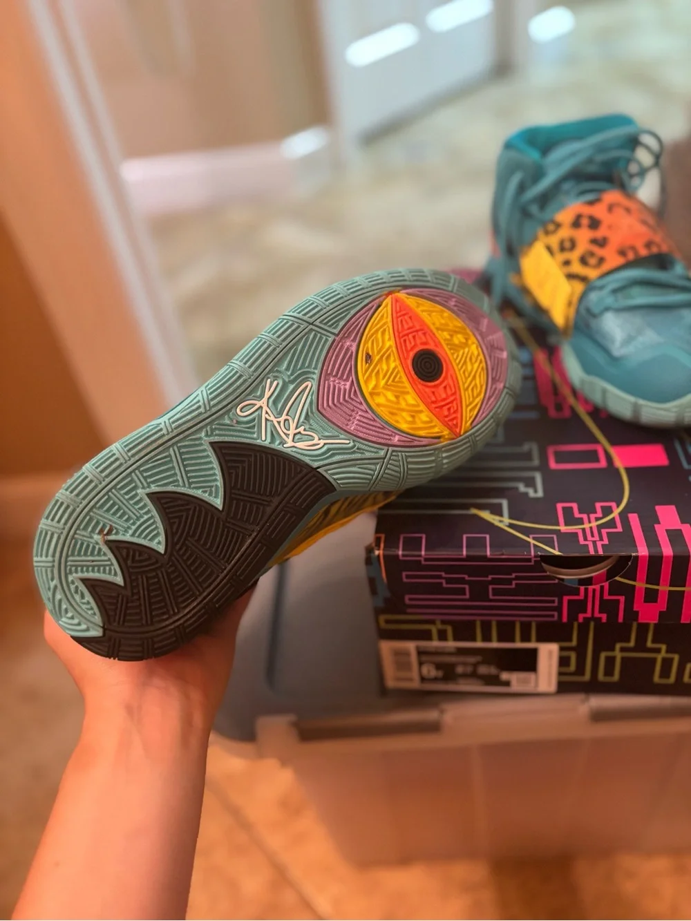 Gently used kyrie 6 gs in oracle blue 6y fits women’s 7.5